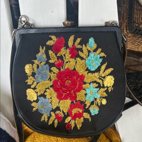 Vintage Floral Embroidered Tapestry Black Crossbody Bag - Picture 11 of 12